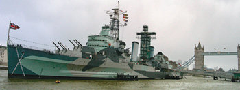6·25전쟁에 참전했던 영국 해군의 자존심인 전함 ‘벨파스트’. 1978년부터 런던 템스 강에 전시돼 관광객을 맞고 있다. 벨파스트 뒤로 템스 강의 상징인 타워브리지가 보인다.