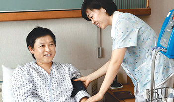 미국 골수기증기관을 통해 골수를 주고받는 이들이 모두 한국인으로 인연을 맺게 되는 묘한 우연이 일어났다. 골수를 기증하기로 약속한 미국 국적의 장현진 씨가 수술을 앞두고 서울의 한 병원에 입원해 혈압을 재고 있다. 전영한 기자