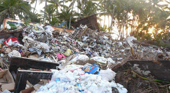 남태평양 적도 부근에 있는 투발루는 기후 변화에 따른 해수면 상승으로 피해를 보고 있다. 바닷물에 쓸린 쓰레기와 폐목들이 어지럽게 쌓여 있다. 사진 제공 아리랑TV