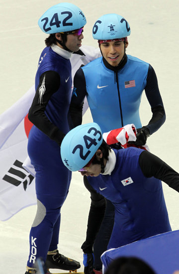 21일 오후(한국시간) 2010 밴쿠버 동계올림픽 남자 쇼트트랙 1000m 결승에서 이정수, 이호석, 오노가 금,은,동메달을 차지했다. 경기 후 오노가 한국선수들에게 인사를 하고 있다. 연합뉴스