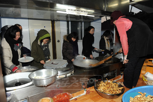 ‘내 새끼 먹이는 밥이라 생각하고 만들죠.’ ‘1박 2일’ 대식구를 먹여 살리는 밥차. [사진제공=KBS]