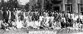 1940년 8월 동아일보가 조선총독부에 의해 강제 폐간된 뒤 사원들이 동아일보 사옥을 배경으로 기념촬영을 했다. 동아일보 자료 사진