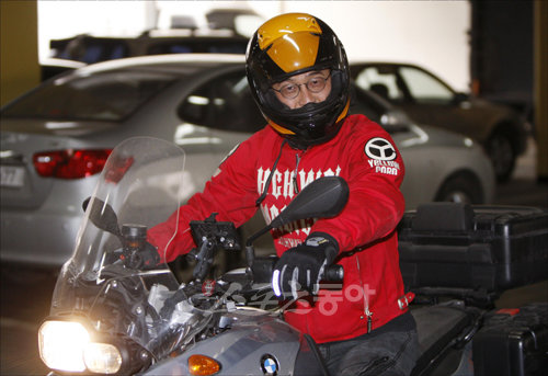 영화감독 이준익이 구혜선의 데뷔작 응원을 위해 애마인 BMW을 타고 나타났다. 이 감독은 6월 몽골 사막화 방지를 위한 바이크 챌린지에 참가한다.