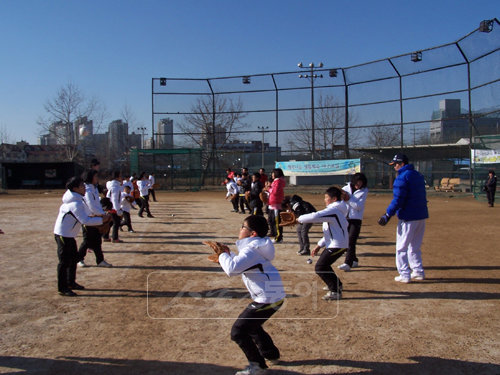 ‘행복 나눔 생활체육교실’에서 어린이들이 야구를 배우고 있다. 배움에 임하는 자세가 진지하다. [사진제공=국민생활체육회]