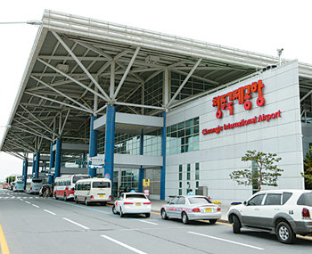 대충청방문의 해를 맞아 올해로 개항 13년째를 맞은 청주국제공항이 국내외 관광객들을 실어나르는 관문 역할을 할 것으로 기대된다. 동아일보 자료 사진