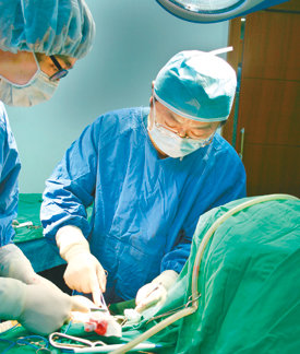 인공관절의 수명은 평균 20년. 인공관절 삽입수술은 55세 이후에 하는 것이 좋다. 쪼그려 앉기, 무릎 꿇기 등은 무릎 관절에 부담을 주는 자세는 피해야 한다. 사진제공 정동병원