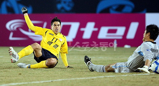 몰리나 “첫 골 들어갑니다” 23일 탄천종합운동장에서 열린 일본 J리그 가와사키 프론탈레와의 AFC 챔피언스리그 조별예선에서 성남 몰리나(왼쪽)가 선취골을 뽑아내고 있다. 성남 ｜ 박화용 기자 inphoto@donga.com