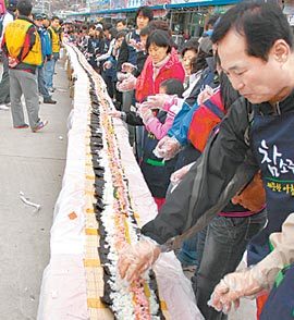 지난해 열린 울진대게축제에 참가한 관광객들이 100m 길이의 ‘대게김밥’을 만들고 있다. 사진 제공 울진군