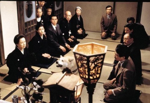 주인의 장례식이 진행될 때 마당에 있던 하치가 방안으로 뛰어들어 사진을 보며 짖고 있다. 일본판 '하치이야기'에서. 동아일보 자료 사진