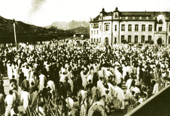 1919년 3월 1일 경성부청(현 서울시청) 앞을 가득 메운 사람들이 독립을 외치며 만세를 부르고 있다. 동아일보 자료 사진