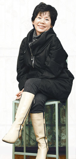 ‘2월의 연극여왕’에 뽑힌 배우 윤소정 씨는 60대라는 나이가 믿기지 않는 요염한 포즈로 여왕 등극을 자축했다. 홍진환 기자