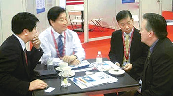 경북항공우주혁신센터 이진학 소장(왼쪽에서 두 번째) 등이 이달 초 싱가포르에서 열린 에어쇼에서 외국 항공사 측과 투자설명회를 갖고 있다. 사진 제공 경북도