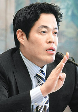 정용진 신세계 부회장이 24일 서울 신라호텔에서 JP모간 주최로 열린 ‘한국 CEO 콘퍼런스’에 참석해 투자자들의 질문에 답하고 있다. 사진 제공 신세계