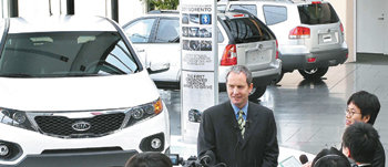 기아자동차 미국법인(KMA) 톰 러블리스 판매담당 부사장은 23일 미국 캘리포니아 주 어바인 시에 위치한 KMA 사옥에서
기자간담회를 갖고 “올해 신차를 대거 투입해 미국시장 점유율이 사상 처음으로 3%대를 넘을 것”이라고 밝혔다. 어바인=황진영 기자