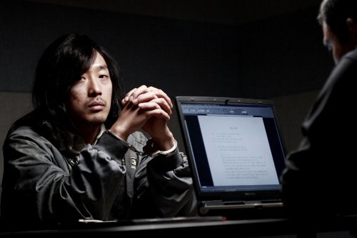 영화 '추격자'에서 살인범으로 분했던 배우 하정우는 '평행선'에서 살인용의자를 연기한다.