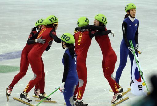 25일 밴쿠버 퍼시픽 콜리시움에서 열린 2010 밴쿠버 동계올림픽 여자 쇼트트랙 3000m 계주 결승에서 1위로 들어온 한국대표팀이 몸싸움으로 실격처리되자 선수들이 억울해 하고 있다. 연합뉴스