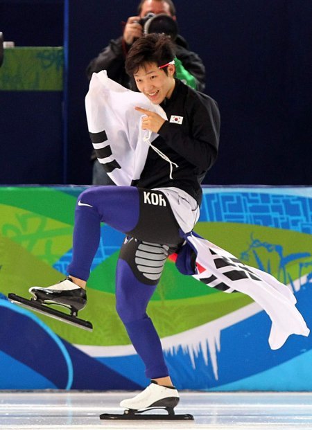 모태범 선수는 세리모니 중 김연아 선수의 포즈를 흉내내고 디스코를 추는 듯한 발랄한 모습을 연출해 ‘끼’를 보여줬다. 출처·연합 ☞ 사진 더 보기