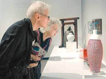 밴쿠버 박물관에서 열리고 있는 ‘한-캐나다 공예특별전’에서 현지 관람객들이 한국의 다양한 전통 공예작품을 감상하고 있다. 사진 제공 청주국제공예비엔날레조직위