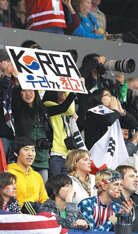 “태극전사 잘해라”21일 밴쿠버 겨울올림픽 쇼트트랙 경기가 열린 퍼시픽콜리시엄을 찾은 캐나다 교민들이 태극기를 흔들며 한국 선수들을 목청껏 응원하고 있다. 밴쿠버=박영대 기자