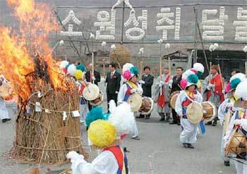 지난해 대전 동구 대청호변에서 열린 정월대보름행사의 한 장면. 사진 제공 대전 동구청