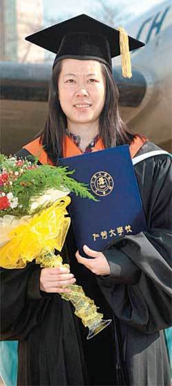 우수한 연구실적과 논문 발표로 2009학년도 인하대 전기 학위수여식에서 총장상을 수상한 팡페이페이 씨. 사진 제공 인하대