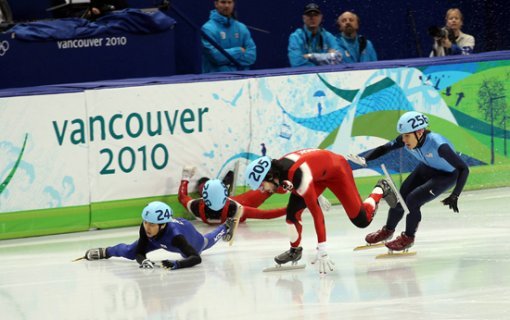27일 밴쿠버 퍼시픽콜리시움에서 열린 2010 밴쿠버 동계올림픽 남자 쇼트트랙 500미터 결승에서 1위로 질주하다 오노의 반칙으로 뒷선수가 미끄러지며 같이 넘어지고 있다. 결과는 성시백 은메달, 오노 실격. 연합뉴스