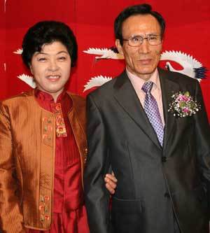 지난달 25일 서울 관악구의 한 식당에서 쉼터 동료들의 축하 속에 결혼식을 올린 한경애 씨(왼쪽)와 유원근 씨. 김지현 기자