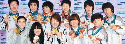 “우리가 밴쿠버 세대”한국이 겨울올림픽 출전 사상 최고 성적을 올리는 데 기여한 주역들이 28일 캐나다 밴쿠버 팬퍼시픽 호텔에서 열린 ‘한국 선수단의 밤’ 행사에서 4년간 흘린 땀방울의 결실인 메달을 목에 건 채 기념촬영을 하고 있다. 윗줄 왼쪽부터 시계 방향으로 모태범 이승훈(이상 스피드스케이팅), 이정수 성시백 김성일 이호석 곽윤기 박승희(이상 쇼트트랙), 이상화(스피드스케이팅), 이은별(쇼트트랙), 김연아(피겨스케이팅). 밴쿠버=박영대 기자