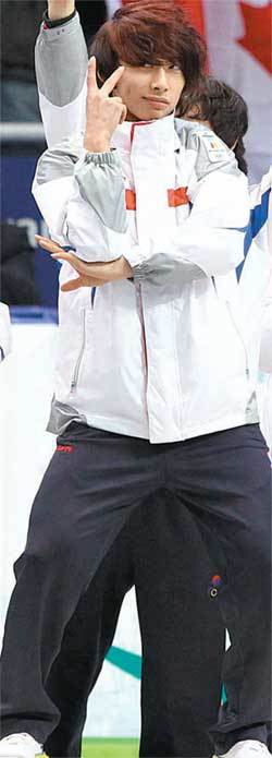 지난달 27일 밴쿠버 겨울올림픽 남자 쇼트트랙 5000m 계주에서 은메달을 딴 한국대표팀의 곽윤기가 인기 여성그룹 ‘브라운아이드걸스’의 ‘시건방춤’을 추며 시상대에 오르고 있다. 밴쿠버=박영대 기자
