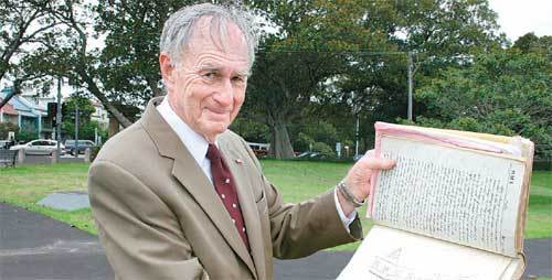 시드니 무어파크의 한국전쟁참전기념비 앞에서 만난 예비역 해군소장 이언 크로퍼드 씨가 6·25전쟁 동안 쓴 일기장을 보여주고 있다.