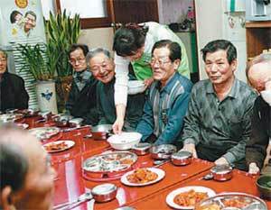 광주 동구청은 점심을 차려 먹기 쉽지 않은 노인들을 위해 경로당에 점심 도시락을 배달하고 있다. 사진 제공 광주 동구