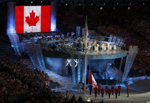 28일 밴쿠버올림픽 폐막식에서 캐나다 경찰 기마대원들이 하기식을 거행하고 있다. 연합뉴스