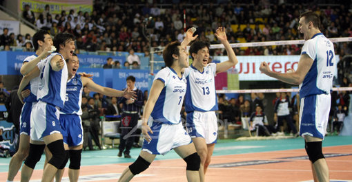 관순체육관에서 열렸다. 3세트 승리를 확정지은 삼성화재 선수들이 환호하고 있다.