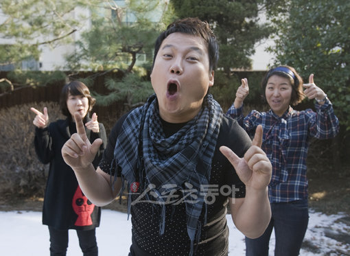 요즘 뜨고 있는, 말 더듬는 개그맨 김현철씨에게 학창시절 성적을 물어봤습니다. (뭐라고 하던가요?)
김현철(가운데)은 마치 이웃집 오빠처럼 꾸밈없는 모습으로 기자들을 맞았다. 이해리 기자(오른쪽)와 김민정
기자가 김현철의 뒤에서 그의 트레이드 마크인 ‘사랑의 총’을 따라했다.