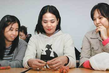 안젤린 씨(가운데)가 같은 반 친구들의 도움을 받아 뜨개질로 털모자를 만들고 있다. 사진 제공 배재대