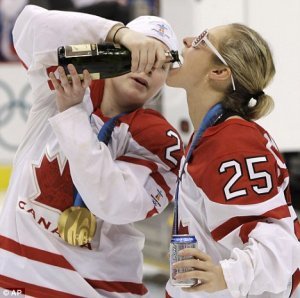 우승 후 승리를 자축하며 미성년자 선수들에게도 술을 먹인 것이 논란이 된 캐나다 아이스하키 여자 선수팀. 사진 출처=데일리메일