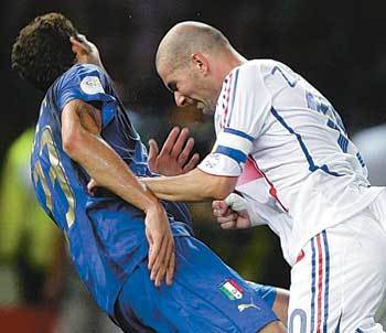 프랑스의 지네딘 지단(오른쪽)이 2006년 7월 10일 베를린 월드컵경기장에서 열린 독일 월드컵 결승전에서 자신의 어머니를 모욕한 이탈리아 마르코 마테라치의 가슴을 머리로 들이받고 있다. 동아일보 자료 사진