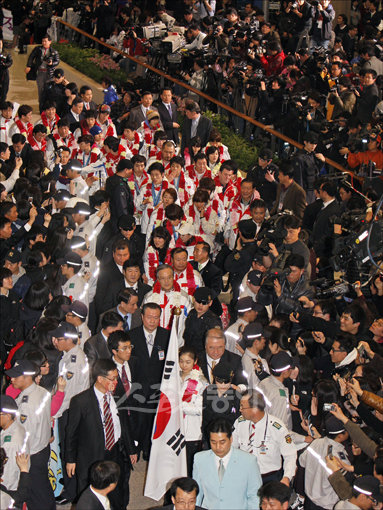 2010 밴쿠버 동계올림픽에서 금메달 6개, 은메달 6개, 동메달 2개를 획득해 종합 5위로 역대 최고의 성적을 거둔 한국선수단이 '피겨퀸' 김연아를 기수로 세우며 2일 오후 인천국제공항을 통해 입국하고 있다.