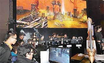 지난해 11월 부산 해운대 벡스코에서 열린 국제게임 전시회인 지스타에서 관람객들이 게임을 즐기고 있다. 지난해 관람객은 24만여 명이었다. 동아일보 자료 사진