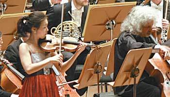 정상희 씨(왼쪽 일어선 사람)가 미샤 마이스키(오른쪽) 등과 뉘른베르크 마이스터징거홀에서 베토벤의 3중 협주곡을 협연하고 있다. 사진 제공 쉔브룬클래식매니지먼트
