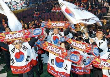 3일 서울 송파구 방이동 올림픽공원 올림픽홀에서 열린 남아공 월드컵 대한민국 응원 출정식에 대표팀 공식 응원단 붉은악마 등 4000여 명의 축구팬이 참석해 뜨거운 응원 열기를 보여주고 있다. 홍진환 기자