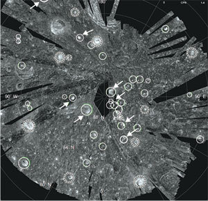 미국항공우주국(NASA)이 2일 공개한 달 북극 지도. 흰색 바탕의 검은색 점선 부분은 평범한 분화구이고 하얀색 원으로 표시된
부분은 얼음 형태의 물이 발견된 분화구다. 이러한 분화구가 달 북극에서 40여 개나 발견됐으며 모두 합치면 6억 t의 물이
존재하는 것으로 추정됐다. 사진 제공 미국항공우주국