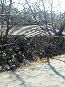 2007년에 이어 올해도 ‘자연생태우수마을’로 지정된 경북 문경시 산북면 창구리 마을의 돌담길. 사진 제공 대구지방환경청