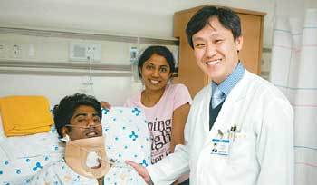 스리랑카 노동자인 딜란차왁 씨(왼쪽)가 수술을 해준 신경외과 최승원 교수(오른쪽)의 회진을 받고 있다. 사진 제공 충남대병원