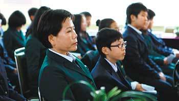 3일 오전 충남 서산시 음암중에서 열린 입학식에 교복을 입은 김진순 씨가 손자뻘의 학우들과 함께 참석했다. 사진 제공 서산교육