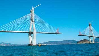 올해 말 완공 예정으로 공사가 한창인 거가대교 전경. 이 교량이 완공되면 부산과 거제간 통행시간이 크게 단축된다. 사진 제공 경남도