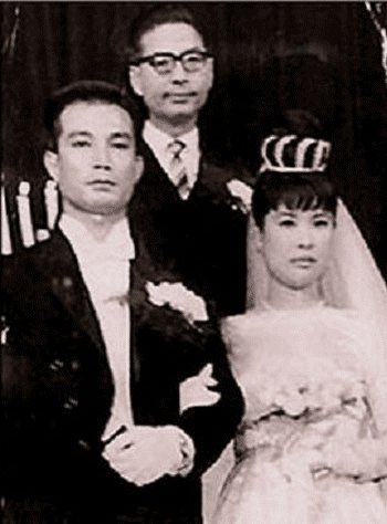 1964년 워커힐 호텔에서 열린 신성일 엄앵란 결혼식. 주례는 당시 공무부 오재경 장관.