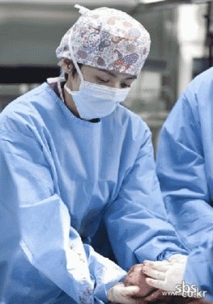 극중 산부인과 의사인 장서희는 실감나는 제왕절개수술 연기를 했다. SBS 제공.