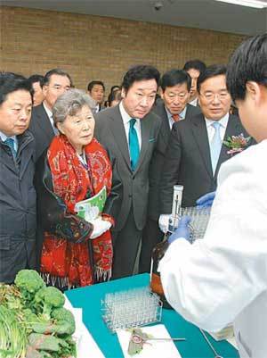 4일 오전 열린 ‘서울친환경유통센터’ 개장식에 참석한 이낙연 국회 농림해양수산위원회 위원장(왼쪽에서 세 번째) 등이 농산물 안전도 검사를 지켜보고 있다. 사진 제공 서울시