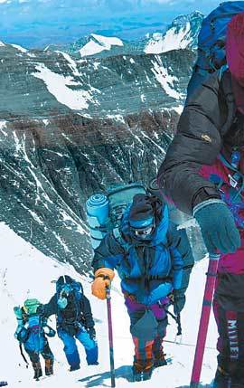 티베트어로 ‘대지의 여신’을 뜻하는 초모랑마(에베레스트). 여신의 땅은 그렇게 세계 최고봉 등정이란 명예를 탐내는 등반객들과 그들의 돈을 탐내는 사기꾼의 무정부적 공간으로 변해 가고 있다. 사진 제공 민음인